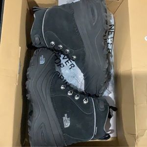 Boys The North Face Boots black size 2.